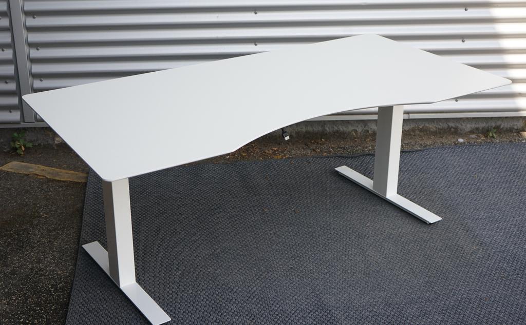 Scanoffice hæve-sænkebord 160x80 i hvid laminat med elegant mavebue og hvidt stel set fra skrå vinkel.